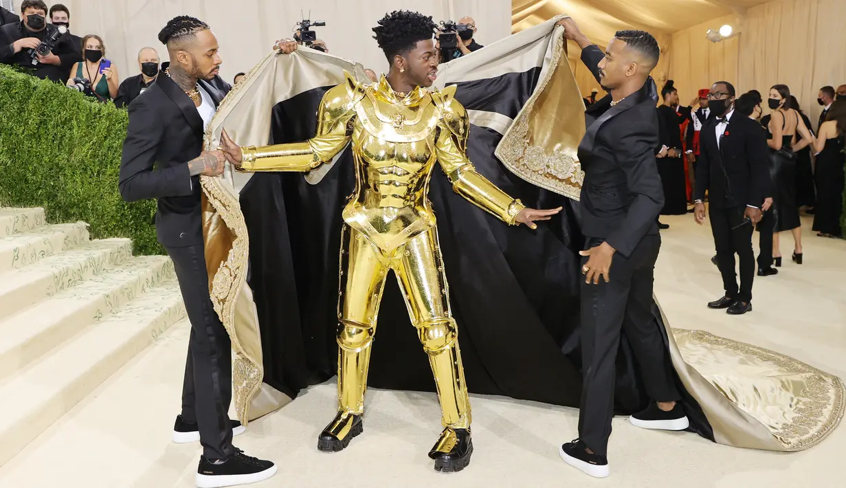 Rapper Lil Nas X menghadiri The 2021 Met Gala Celebrating In America: A Lexicon Of Fashion di Metropolitan Museum of Art, New York City, Senin (13/9/2021). Lil Nas X yang hadir di Met Gala 2021 dengan penuh totalitas tampil menggunakan 3 lapisan kostum sekaligus. (Mike Coppola/Getty Images/AFP)