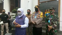 Forkopimda Jawa Timur (Jatim) melepas 77 orang dalam risiko (ODR) untuk menjalani karantina selama 14 hari di BPSDM Pemprov Jatim. (Foto: Istimewa)