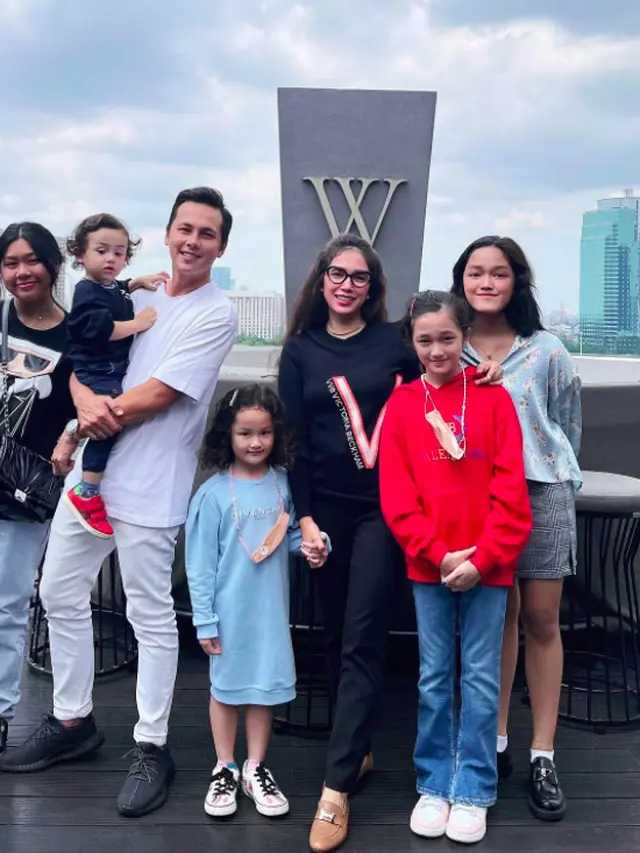 Potret Andhika Pratama Bersama Anak dan Istrinya