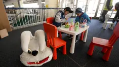 Pengungsi anak-anak Ukraina melukis telur Paskah pada Kamis Putih di sebuah pusat pengungsi di Bucharest, Rumania, 21 April 2022. Orang Rumania yang mayoritas jemaat Ortodoks merayakan Minggu Paskah pada 24 April. (AP Photo/Andreea Alexandru)
