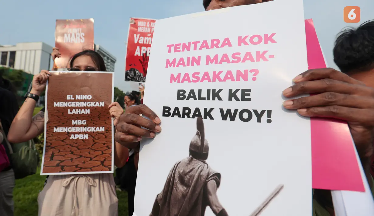 Sejumlah mahasiswa menyampaikan aspirasi melalui poster dan spanduk saat menggelar aksi unjuk rasa di kawasan Tugu Tani, Menteng, Jakarta Pusat, Selasa (20/10/2026). Selain isu lingkungan, massa juga menyoroti ketimpangan sosial dan komersialisasi pendidikan. (KLY/Budy Santoso)