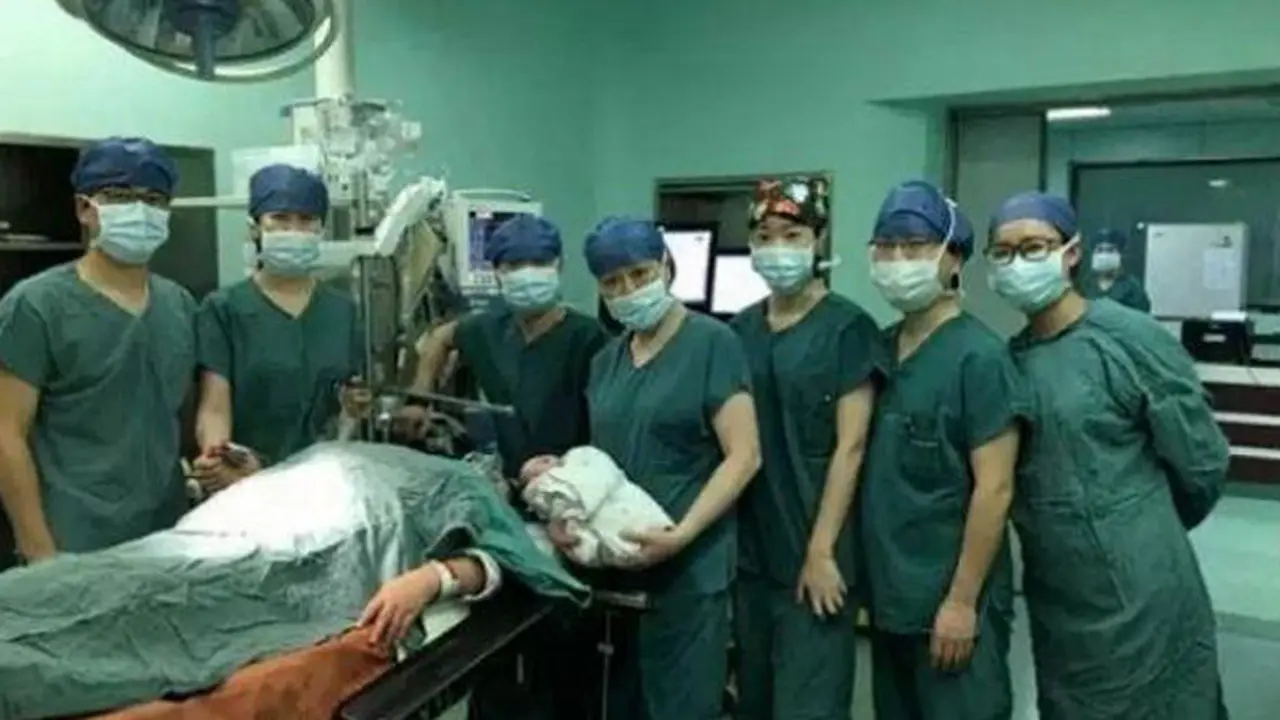 Ajaib, Perempuan Berusia 61 Tahun Lahirkan Bayi Laki-Laki