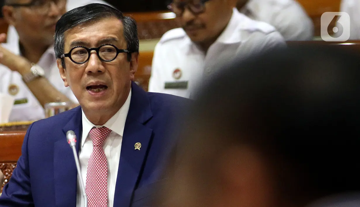 Menkumham Yasonna Laoly saat mengikuti rapat kerja dengan Komisi III DPR RI di Kompleks Parlemen, Jakarta, Kamis (28/11/2019). Rapat membahas rencana strategis Kemenkumham, hasil pemeriksaan BPK RI semester I tahun 2019, dan tindak lanjut RUU. (Liputan6.com/Johan Tallo)