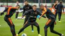 Pemain Belanda, Memphis Depay, Kevin Strootman dan Denzel Dumfries mengikuti sesi latihan tim di Zeist (9/10/2019). Timnas Belanda akan bertanding melawan Irlandia Utara pada grup C kualifikasi Euro 2020 di Stadion Feijenoord. (Jerry Lampen/ANP/AFP)