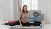Bodyweight workout tanpa alat, HIIT ringan dan latihan kekuatan dengan beban ringan dapat menjadi tips olahraga yang bisa dicoba di rumah. [Dok/freepik.com]