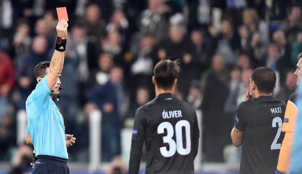 Wasit Ovidiu Hategan memberikan kartu merah kepada pemain Porto, Maxi Pereira (kanan) pada Babak 16 Besar Liga Champions di Juventus Stadium, (14/3/2017). Juventus menang 1-0. ((EPA/Alessandro Di Marco)