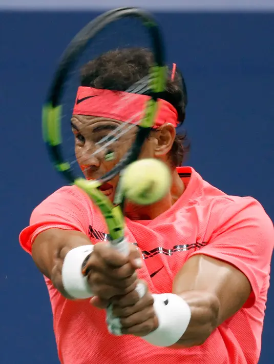 Petenis unggulan pertama asal Spanyol, Rafael Nadal melakukan smesh ke arah petenis Rusia, Andrey Rublev pada perempatfinal turnamen AS Terbuka 2017 di New York, Rabu (6/9). Nadal mengalahkan Rublev hanya dalam waktu 97 menit. (AP Photo/Adam Hunger)