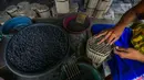 Pekerja menyelesaikan pembuatan petasan di sebuah pabrik di Bocaue, Bulacan, Filipina, Jumat (27/12/2019). Petasan-petasan tersebut akan dijual untuk perayaan Tahun Baru 2020. (Maria TAN/AFP)