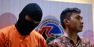 Aktor dalam film Serigala Terakhir, Restu Sinaga ditangkap Jajaran Satuan Tugas Narkoba Polres Metro Jakarta Selatan pada Jumat (3/6/2016) dini hari. (Deki Prayoga/Bintang.com)