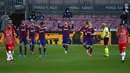 Pemain Barcelona Lionel Messi (tengah) melakukan selebrasi bersama rekan-rekan setimnya usai mencetak gol ke gawang Granada pada pertandingan La Liga di Stadion Camp Nou, Barcelona, Spanyol, Kamis (29/4/2021). Barcelona kalah 1-2. (AP Photo/Joan Monfort)