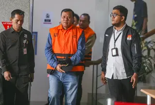 Bupati Kuantan Singingi Suhardiman Amby usai menjalani pemeriksaan di Gedung Merah Putih KPK, Jakarta, Rabu (1/7/2026). (Merdeka.com/ arie Basuki)