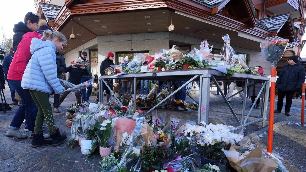 FOTO: Warga Berdoa dan Letakkan Karangan Bunga di Lokasi Kebakaran Crans Montana Swiss