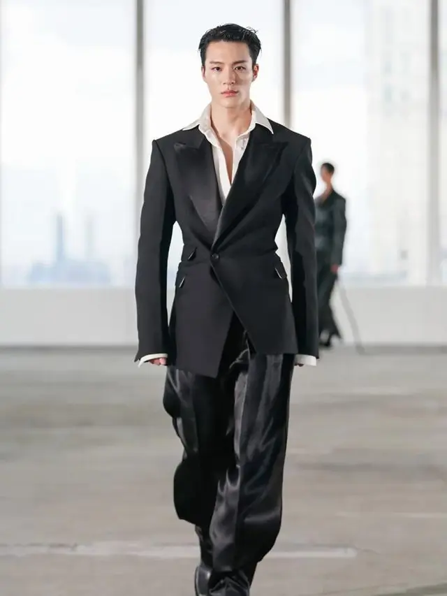 Gaya Jeno NCT Melenggang di Runway New York Fashion Week, Tampil Gagah Pakai Jas Backless