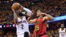 Cleveland Cavaliers guard, Kyrie Irving (2)  berusaha melewati pemain Atlanta Hawks forward, Thabo Sefolosha (25) pada partai kedua semifinal Wilayah Timur NBA, di Quicken Loans Arena, Kamis (5/5/2016) WIB.  (Reuters/Ken Blaze-USA TODAY Sports)