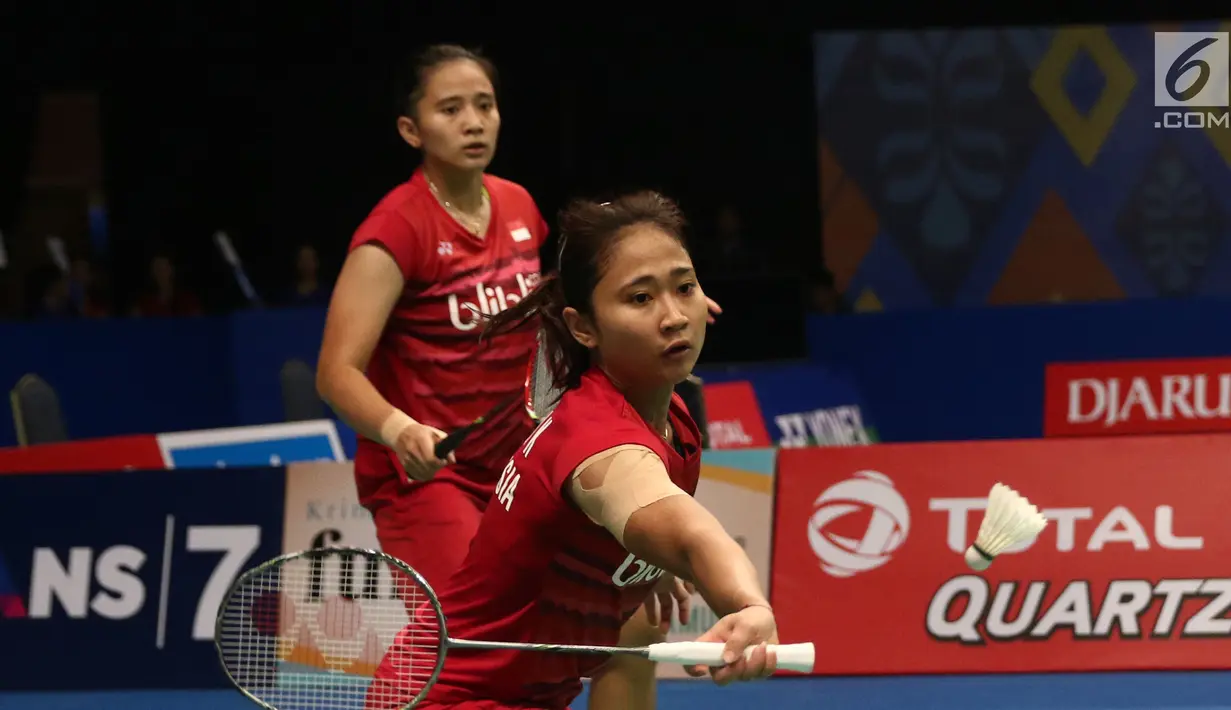 Ganda Putri Indonesia, Anggita S Awanda/Ni Ketut Mahadewi mengembalikan kok ke arah Jung Kyung Eun/Shin Seung Chan di Babak Kedua Indonesia Open 2017, Jakarta, Jumat (16/6). Anggita/Ni Ketut menang 21-15, 12-21, 21-15. (Liputan6.com/Helmi Fithriansyah)