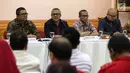 Ketua KPU Arief Budiman (kedua kiri) memaparkan Hasil Penelitian Administrasi Perbaikan kepada 9 Partai Politik (Putusan Bawaslu) di Gedung KPU Pusat, Jakarta, Minggu (24/12). KPU menyatakan 2 dari 9 partai lolos. (Liputan6.com/Faizal Fanani)