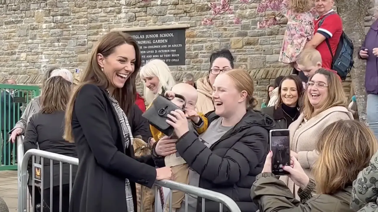 Kate Middleton dan Pangeran William Melakukan Kunjungan Pertama ke Aberfan, Wales. Tak Disangka, Ada Bayi yang Terkesima dengan Tas Milik Kate Middleton dan Ingin Mengambilnya. (Foto: Independent.co.uk)