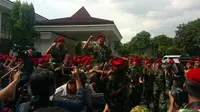 Panglima TNI Jenderal Gatot Nurmantyo berpamitan dengan anggota Kopassus