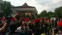 Momen Haru Jenderal Gatot Pamit di Markas Kopassus