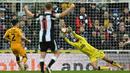 Newcastle United berusaha mencetak gol penyeimbang usai tertinggal. Namun berkat ketangguhan kiper tim tamu, Dimitar Mitov (kanan), The Magpies urung mencetak gol penyeimbnag hingga laga usai. (AFP/Paul Ellis)