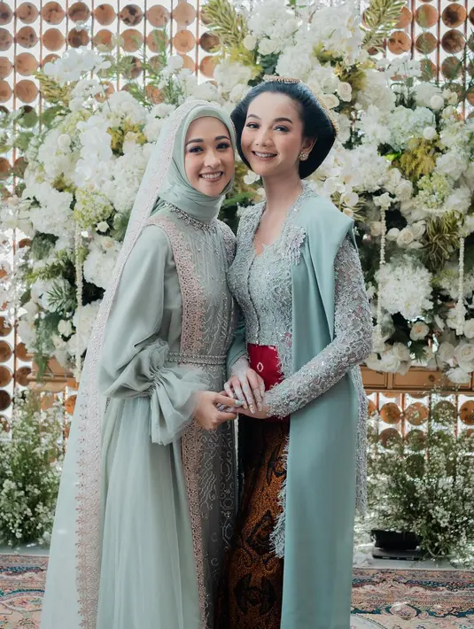 Poppy Bunga dan Glenca Chysara sama-sama memakai baju rancangan Renzi Lazuardi [@renzilazuardi]