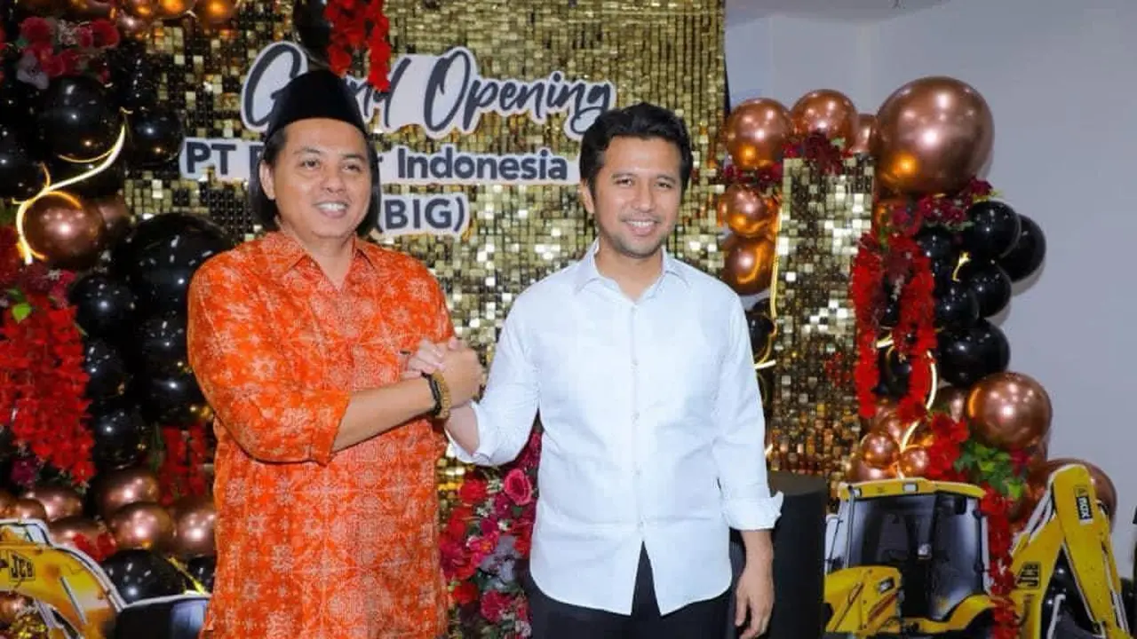 Gus Lilur, founder PT Bandar Indonesia Group (BIG) bersama Wagub Jatim Emil Dardak saat tasyakuran kantor BIG di Graha Pena Surabaya. (Istimewa).