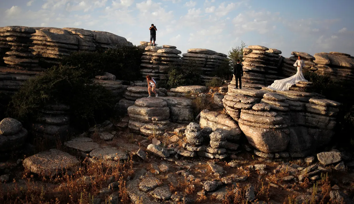 Wisatawan melakukan pemotretan di formasi pegunungan El Torcal taman alam Antequera Dolmens, Spanyol (17/7).Tiga tempat wisata ini dijadikan warisan dunia setelah Sidang ke-40 Komite Warisan Dunia.(REUTERS / Jon Nazca)