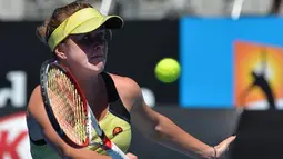 Meski harus berlapis pelindung matahari untuk menghindari teriknya matahari, petenis Ukraina,Elina Svitolina tetap memberikan penampilan yang memukau saat bertemu petenis tuan rumah, Olivia Rogowska (AFP Photo/ Paul Crock)