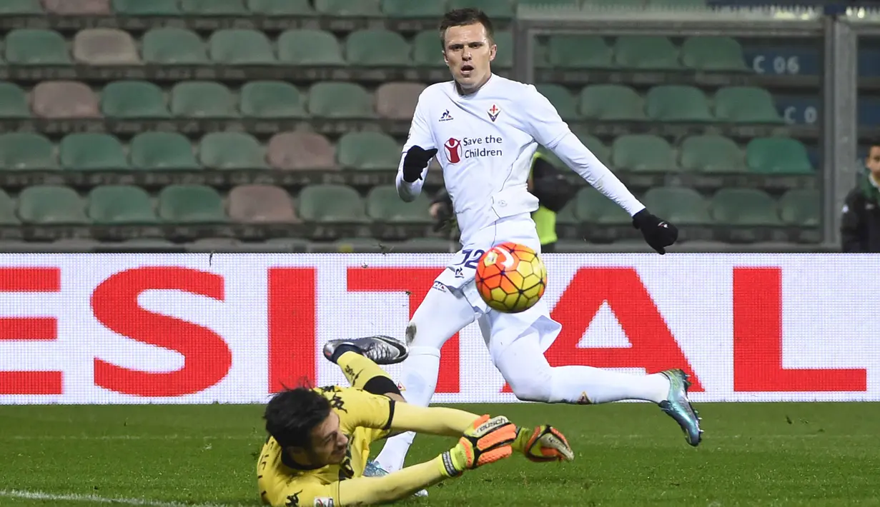 Pemain Fiorentina, Josip Ilicic melepaskan tembakan kearah Kiper Sassuolo, Andrea Consigli pada lanjutan liga Italia Serie A saat melawan Sassuolo di Stadion Mapei, Reggio Emilia, Selasa (01/12/2015). (AFP Photo/Olivier Morin)