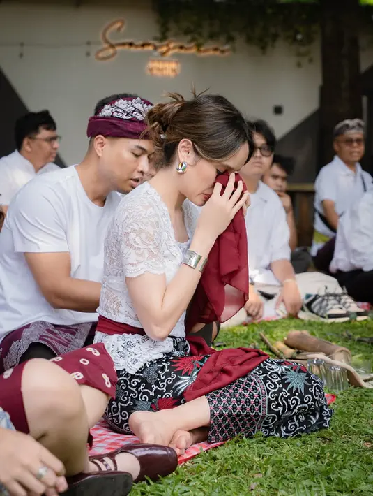 Mengikuti sembahyang dengan khidmat, Cinta Laura mengenakan kebaya lace putih berlengan pendek [@claurakiehl]
