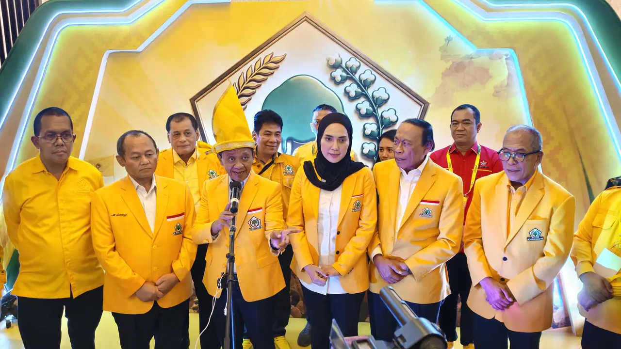 Menteri Energi dan Sumber Daya Mineral (ESDM) Bahlil Lahadalia yang juga Ketua Umum Golkar usai membuka Musyawarah Daerah (Musda) XI DPD Partai Golkar Sulawesi Selatan di Hotel Claro, Makassar.