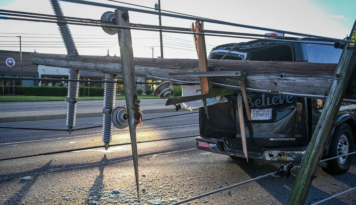 Menurut laporan PowerOutage.us, lebih dari 1,1 juta pelanggan terpaksa mengalami pemadaman listrik di beberapa negara bagian Amerika Serikat. Di antaranya Alabama, Georgia , Carolina Selatan, Maryland, Pennsylvania, hingga Virginia. (Jerry Jackson/The Baltimore Sun via AP)