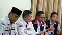 Ketua PPIH Ahmad Dumyati Basari (kedua dari kiri) memberikan keterangan terkait pembebasan tiga jemaah haji, setelah ditahan di Madinah, Arab Saudi, lantaran membawa uang Rp 6,2 miliar. (Liputan6.com/ Muhammad Ali)