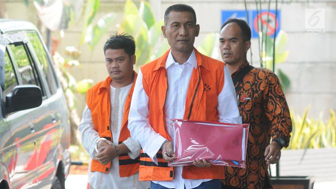 Bupati Kudus Muhammad Tamzil dan Umar Ritonga tangan kanan mantan Bupati Labuhanbatu, Pangonal Harahap berjalan akan menjalani pemeriksaan di Gedung KPK, Jakarta, Rabu (14/8/2019). (merdeka.com/dwi narwoko)