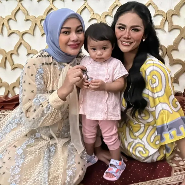 Krisdayanti main bareng sang cucu Ameena saat buka puasa bersama (Foto: Instagram krisdayantilemos)
