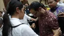 Mantan Menteri Pendidikan, Kebudayaan, Riset, dan Teknologi (Mendikbudristek), Nadiem Anwar Makarim (tengah), bersama istrinya, Franka Franklin Makarim, usai sidang pembacaan tuntutan di Pengadilan Tindak Pidana Korupsi Jakarta, Rabu 13 Mei 2026. (Kapanlagi.com/Budy Santoso)