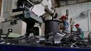 Sejumlah pekerja menyelesaikan pembuatan komponen kendaraan bermotor di industri logam Bengle, Tegal, Rabu (10/10). Kementerian Perindustrian menargetkan Industri Kecil dan Menengah (IKM) tumbuh 11 persen hingga akhir 2018 . (Liputan6.com/HO/Eko)
