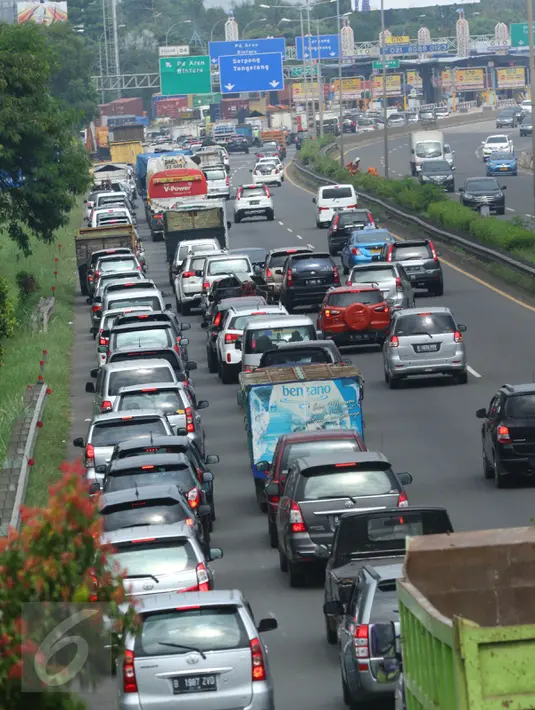 Antrean panjang kendaraan terlihat di ruas Tol BSD JORR, Tangerang Selatan, Senin (16/5). Kemacetan parah terjadi menyusul robohnya jembatan penyeberangan orang (JPO) di ruas Tol BSD JORR karena dihajar truk trailer. (Liputan6.com/Fery Pradolo)