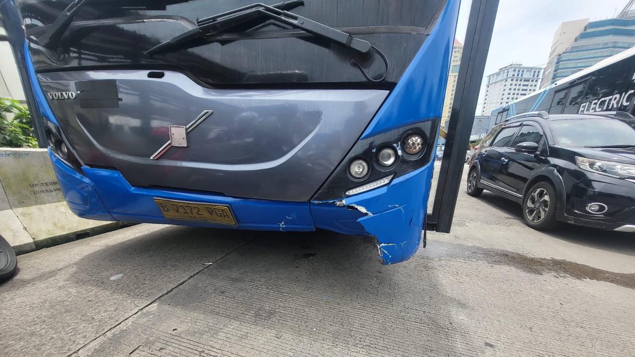 Bus Transjakarta Alami Kecelakaan Tunggal di Cikoko, Penyebab Masih Didalami