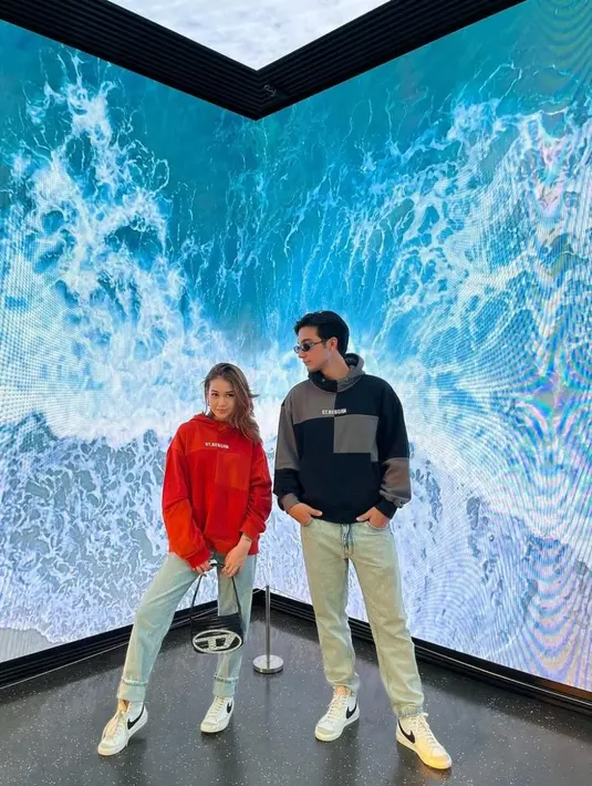 Kali ini, mereka tidak mengenakan pakaian yang senada. Melainkan sepatu dengan motif yang sama. Secara style, keduanya nampak mirip dari hoodie dan celana jeans yang dikenakan [instagram/sandrinna_11]