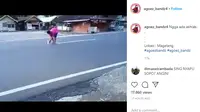 Dilansir akun Instagram @agoez_bandz4, terlihat seorang pemuda sedang menyalakan petasan yang cukup besar di tengah jalan.