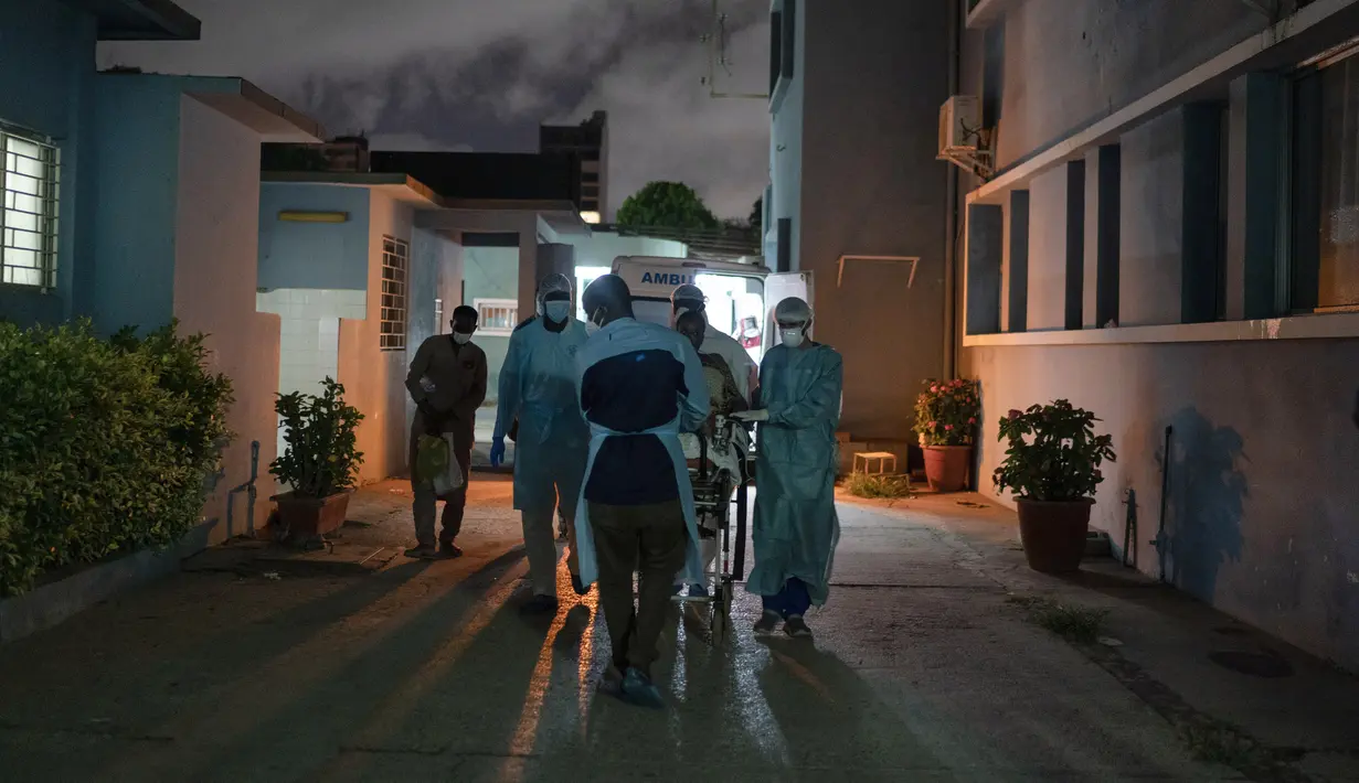 Mobile Emergency Care Service (SAMU) memindahkan Binta Ba, yang hamil delapan bulan dan terinfeksi COVID-19, ke rumah sakit di Dakar, Senegal, pada 5 Agustus 2021. Longsoran kasus datang saat Senegal menghadapi gelombang ketiga dengan kedatangan varian delta. (AP Photo/Leo Correa)