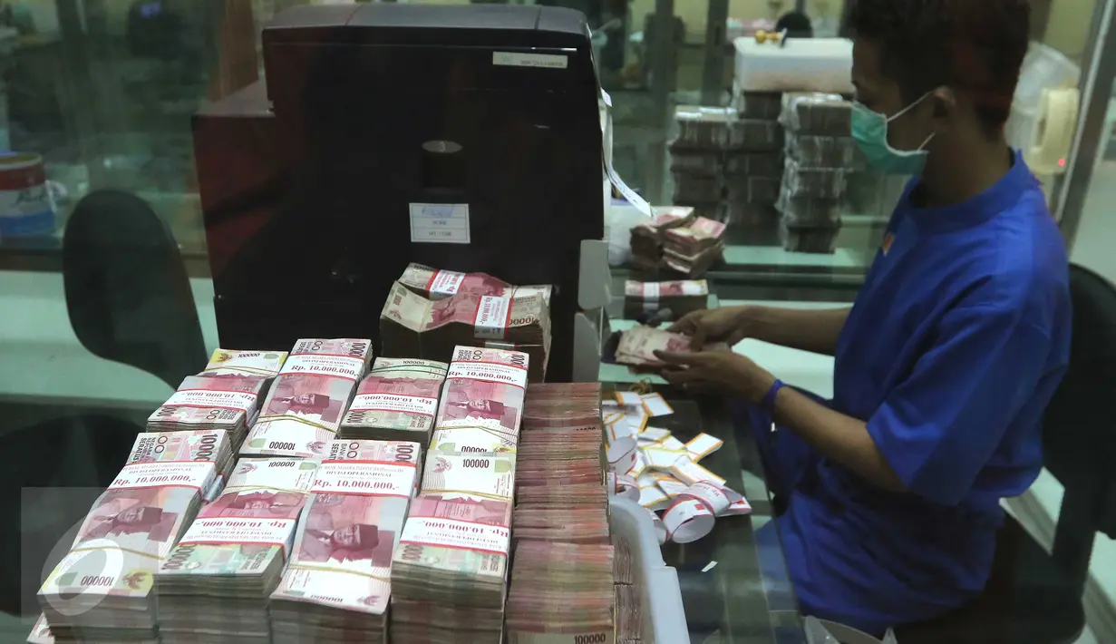 Petugas Bank sedang menghitung uang, Jakarta, Senin (2/11/2015). Lembaga Penjamin Simpanan (LPS) mencatat jumlah rekening simpanan dengan nilai di atas Rp2 miliar pada bulan September mengalami peningkatan . (Liputan6.com/Angga Yuniar)