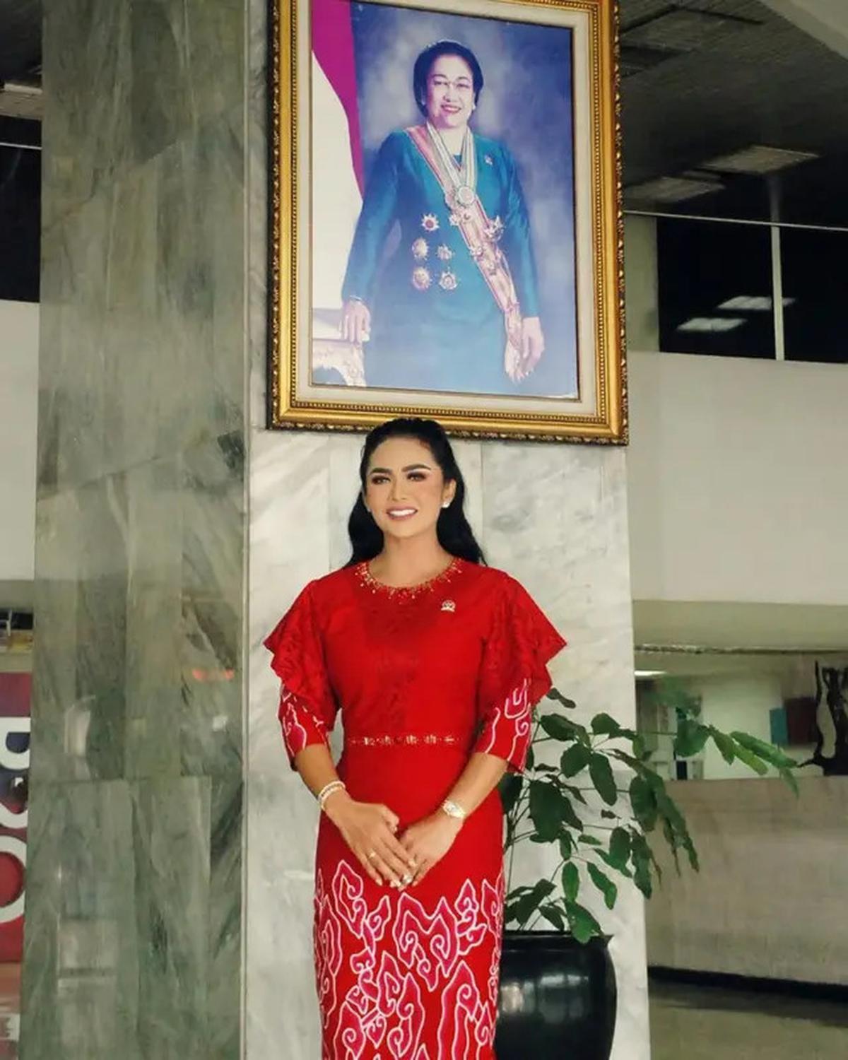 8 Inspirasi Batik dan Kebaya Merah Putih ala Kris Dayanti, Cocok untuk Hari Kemerdekaan 17 Agustus 1945 HUT RI ke-80