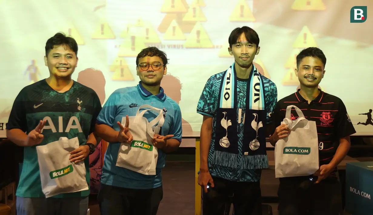 <p>Tiga orang peserta Roaring Night pertandingan Liga Inggris 2023/2024 antara Everton kontra Tottenham Hotspur yang beruntung mendapatkan merchandise di Pitch 98 Kemang, Jakarta Selatan, Sabtu (3/2/2024) malam. (Bola.com/M Iqbal Ichsan)</p>