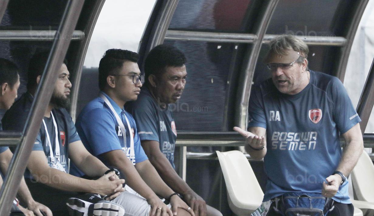 Ekspresi pelatih PSM, Robert Rene Alberts, ketika memprotes keputusan wasit saat pertandingan melawan Persija pada laga Liga 1 di Stadion Patriot, Bekasi, Selasa  (15/8/2017). Persija bermain imbang 2-2 dengan PSM. (Bola.com/M Iqbal Ichsan)