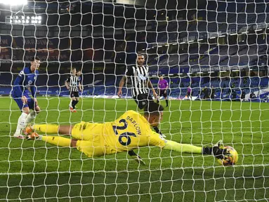 Penjaga gawang Newcastle United Karl Darlow gagal menghalau tendangan pemain Chelsea Timo Werner (tidak terlihat) pada pertandingan Liga Inggris di Stamford Bridge Stadium, London, Inggris, Senin (15/2/2021). Chelsea menang 2-0. (Mike Hewitt /Pool via AP)