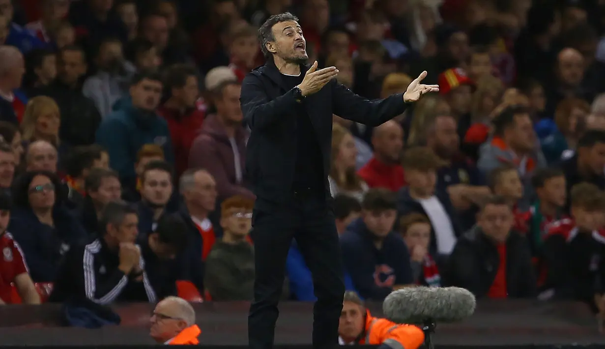 Pelatih Spanyol, Luis Enrique menginstruksikan pemainnya saat bertanding melawan Wales uji coba internasional di Stadion Principality, Cardiff, Inggris (11/10). Spanyol menang telak 4-1 atas Wales. (AFP Photo/Geoff Caddick)