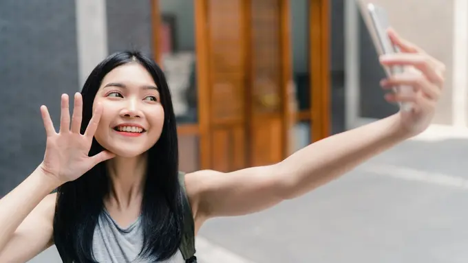 Cara Tampil Lebih Percaya Diri di Depan Kamera, Yuk Coba! - Cover