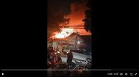 Kebakaran kembali melanda kawasan permukiman di Manggarai, Jakarta Selatan, Minggu (2/2/2025) malam. (Foto: Istimewa/akun X @novanurfiani)